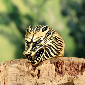 Vue macro d'une bague tête de loup dorée avec détails en métal noir vintage