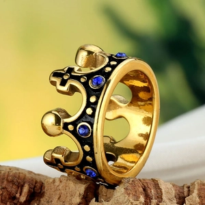 Vue détaillée de la bague couronne en émail noir avec pierres bleues sur du bois