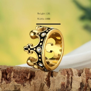 Bague couronne gothique en acier inoxydable doré avec émail noir et zircons sur bois