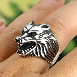 Vue détaillée de la bague tête de loup en acier finement sculptée au doigt