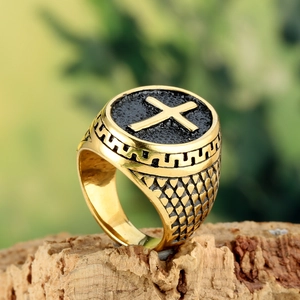 Bague chevalière homme en acier inoxydable avec émail noir et détail croix dorée