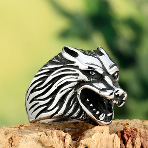 Bague tête de loup gothique pour homme en acier inoxydable vintage sur bois