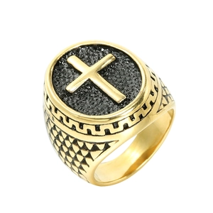 Chevalière vintage en acier doré avec surface noire et symbole de croix dorée élégant