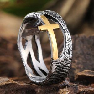 Detail eines 304 Edelstahlrings mit hohler Textur und goldenem Kreuzeinsatz