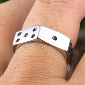 Dettaglio macro dell'anello a dado punk con punti neri in acciaio inox lucido