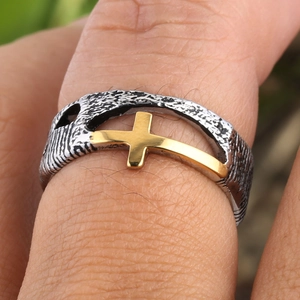 Retro 304 Edelstahlring mit rustikaler Rindenstruktur und poliertem Goldkreuz