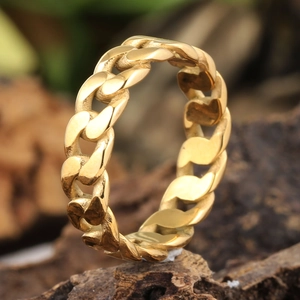 Bague chaîne gourmette dorée minimaliste avec finition métallique brillante style urbain