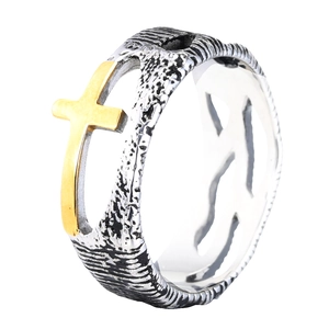 Poliertes 304 Edelstahlring mit vintage goldenem Kreuz und strukturierter Baumrinden-Optik