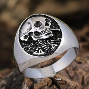 Détail macro d'une bague en acier inoxydable 304 avec un motif de crâne gravé vintage
