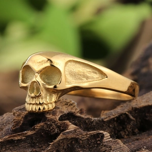 Vue macro d'une bague tête de mort dorée avec détails fins et texture mate