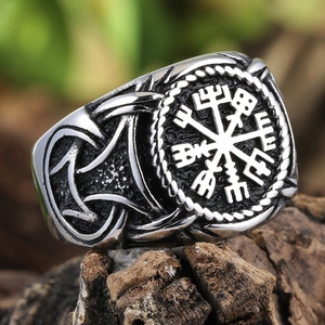Bague Viking vintage en acier inoxydable avec symbole Vegvisir sur fond de bois