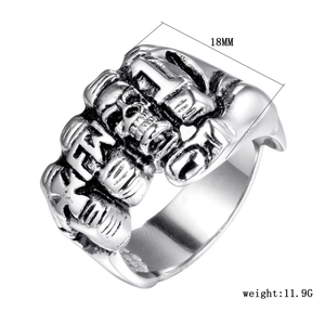 Détail d'une bague argentée vintage avec relief de crâne et gravure de style gothique