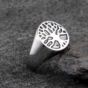 Vue détaillée de la gravure Arbre de Vie sur une bague pour homme en acier poli
