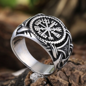 Macro détaillée d'une bague boussole viking vintage avec gravure de nœud celtique