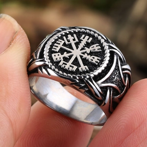 Vue macro d'une bague boussole viking vintage avec des motifs de nœuds celtiques