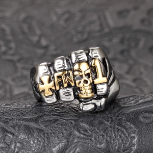 Bague punk en acier inoxydable pour homme en forme de poing avec crâne et croix