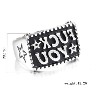 Détail d'une bague punk avec gaufrage d'étoiles et lettrage Fuck You en émail noir