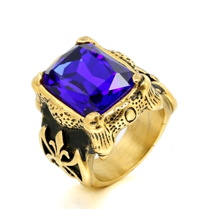 Detalle de anillo para hombre en acero de titanio con piedra azul cuadrada y acabado dorado