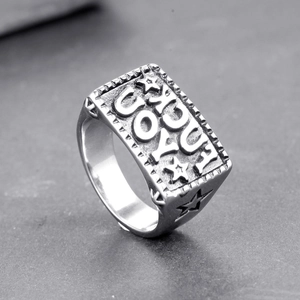 Détail de la gravure JOY et des étoiles sur la bague carrée en acier inoxydable