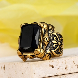Anillo gótico de acero de titanio para hombre con piedra negra sobre base de piedra