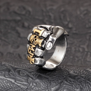 Vue détaillée de la bague poing en acier avec tête de mort et gravure Trump