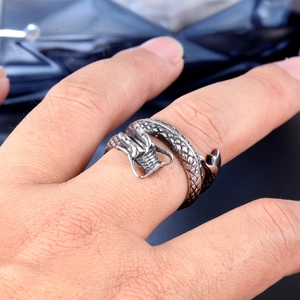 Gros plan détaillé de la bague dragon en argent rétro montrant les écailles et la tête