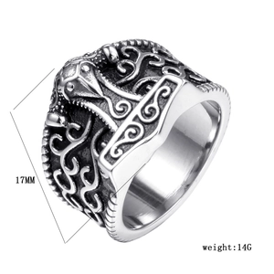 Détail de la bague Viking de 17mm en acier vintage avec gravure de totem de corbeau