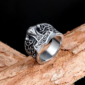 Détail de la bague marteau de Thor Mjölnir vintage avec gravures nordiques sur écorce