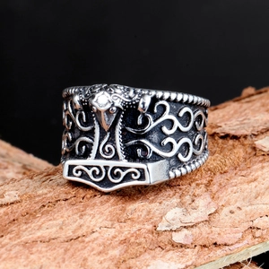 Gros plan détaillé d'une bague marteau Mjolnir viking au design d'aigle argenté