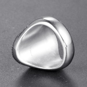Dettaglio macro dell'anello largo in acciaio lucido con superficie interna liscia e argento