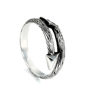 Bague ailes d'ange en acier poli avec texture d'écorce et design ouvert réglable