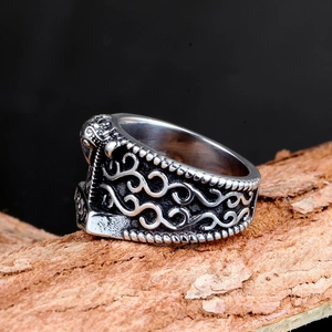 Détail de la bague marteau de Thor vintage avec gravures vikings et finition antique