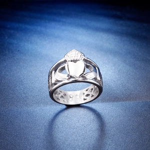 Macro d'une bague Claddagh en argent avec cœur couronné et marquage de la taille 8