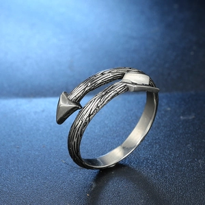 Bague enveloppante ailes d'ange en acier inoxydable poli avec finition argent vintage