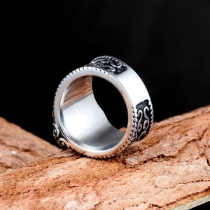 Bague vintage pour hommes en acier inoxydable avec reliefs floraux noirs sur écorce