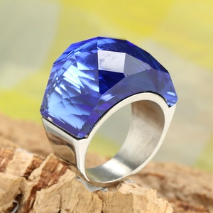 Bague tendance en acier inoxydable avec un grand cristal de verre bleu marine facetté