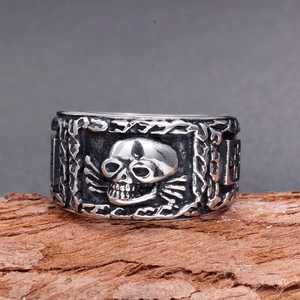 Détail macro d'une bague tête de mort vintage avec épines gothiques et croix latérale