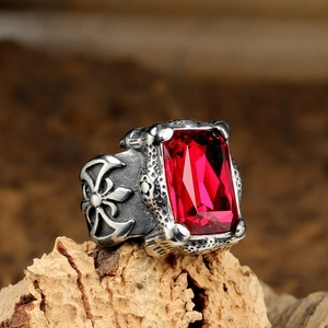 Anello gotico da uomo in acciaio inossidabile con pietra rossa su legno