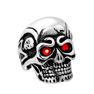 Anello teschio gotico d'argento con pietre rosse e incisioni dettagliate vista laterale