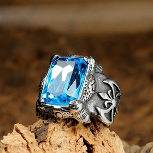 Anello gotico da uomo in acciaio inox con gemma blu rettangolare e croci incise