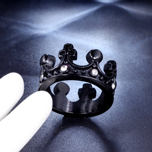 Macro d'une bague couronne en acier inoxydable noir avec croix et cristaux blancs
