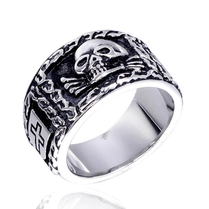 Bague tête de mort en acier inoxydable poli avec gravure de croix style punk gothique