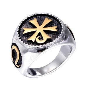 Détail de la bague pour homme avec croix dorée et symbole Omega en acier bicolore