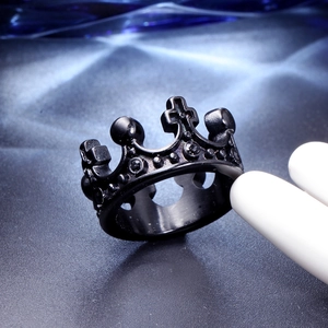 Détail macro d'une bague couronne noire avec motif croix et strass noirs incrustés