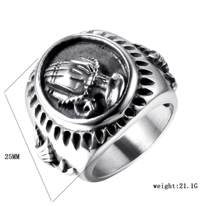 Macro shot of 25mm punk skull hands cast steel ring showing 21.1g weight and silver texture