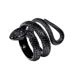 Dettaglio dell'anello a serpente nero avvolto con squame realistiche e trame
