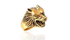 Détail de la tête de loup sur une bague avec texture de crinière et fini doré