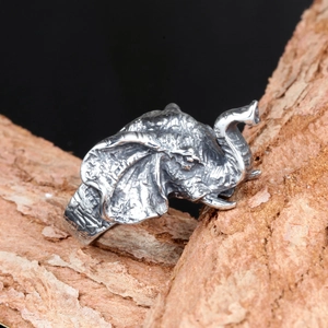 Vintage elephant-shaped ring in punk style with detailed antique silver finish and texture