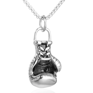 Detail van gepolijste zilveren bokshandschoen hanger met realistische textuur en ketting