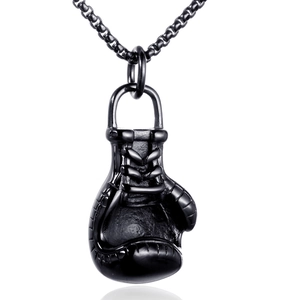 Detail van een matzwarte bokshandschoen hanger ketting met realistische stiksels en ketting